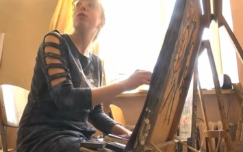 Пальцами по наждаку: жительница Днепра рисует уникальные картины