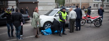 На проспекте Хмельницкого возле медучилища сбили девушку
