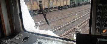 В Бердянске группа наркоманов забросала камнями локомотив