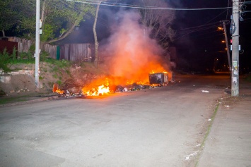Пожар в Днепре: в частном секторе неизвестные подожгли мусорные контейнеры