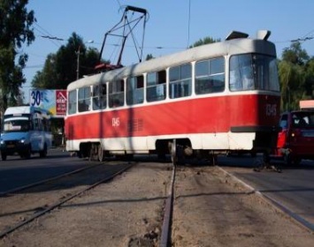 В Днепре на улице Леваневского трамвай сошел с рельс