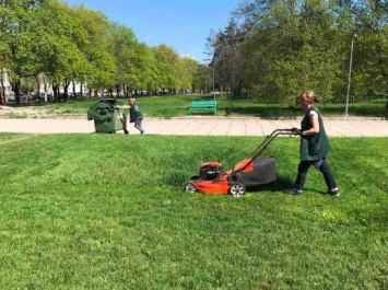 Более 5 тысяч человек вышли на субботник в Одессе. Фото