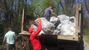 Акция «Чистый город»: волонтеры ДТЭК Днепрооблэнерго освободили Севастопольский парк от 10 тонн мусора