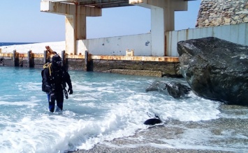 Водолазы продолжают очищать пляжные акватории в Крыму