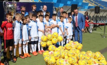 Президент ФФУ Андрей Павелко в Днепре представил Кубки Лиги чемпионов и открыл три школьных стадиона (ФОТОРЕПОРТАЖ)