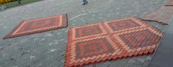 На Аллее героев в Чернигове уже «примеряют» плитку. Стоимость реконструкции - 74 миллиона