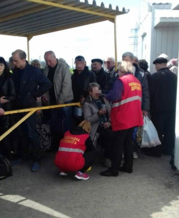 В очереди на КПВВ "Марьинка" женщины теряли сознание: "скорую" вызывали дважды