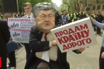 В Киеве активисты требовали отставки Порошенко, а военные пенсионеры пытались штурмовать Кабмин