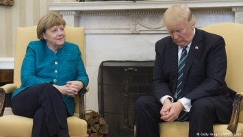 В Германии Меркель призывают выступить против санкций США в отношении РФ