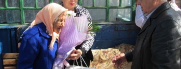 Криворожанке в ее 100-й День рождения вручили подарок от города - тысячу гривен (ФОТО)