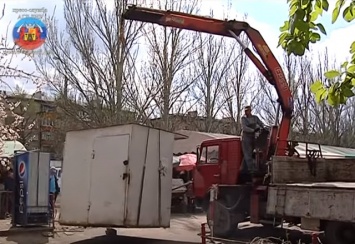 Соцсети: В Луганске разрушают торговые объекты (видео)