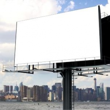 В Днепре предлагаю полностью запретить размещение больших билбордов