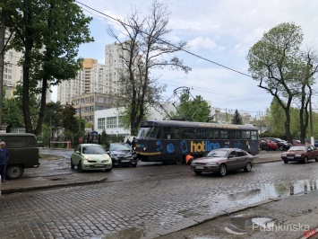 Иномарка остановила движение одесских трамваев