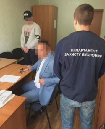 Руководитель аппарата городского суда на Днепропетровщине вымогал взятку