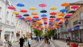 Разноцветная улица зонтиков украсила центр Житомира