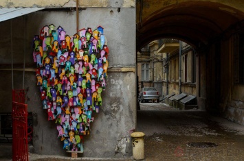 Новый арт-объект: возле распадающегося Дома Гоголя появилось разноцветное сердце