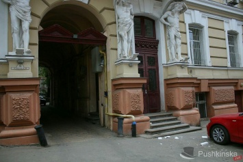 В центре Одессы обрушился карниз памятника архитектуры. Фото