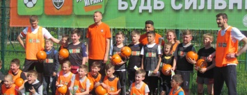 «Давай играй!» Мариупольские дети сыграли в футбол с игроками «Шахтера» (ФОТОРЕПОРТАЖ+ВИДЕО)
