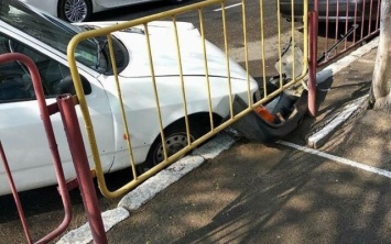 Одесситка на BMW примяла два припаркованных авто (ФОТО)