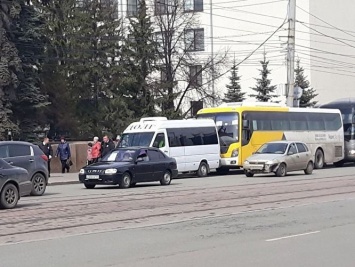 В российском Челябинске ветеранов на машинах похоронного бюро привезли к Вечному огню