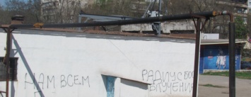«Излучение 500 метров». Мариупольцы разрисовали здание, где размещено оборудование Киевстара (ФОТОФАКТ)