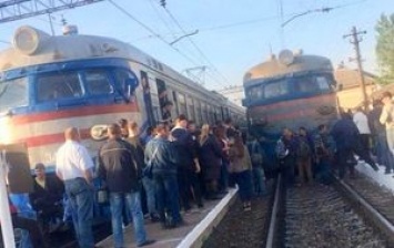 Требовали добавить два вагона к электичке: толпа злых пассажиров вышла на рельсы на львовской ж/д станции и заблокировала движение поездов