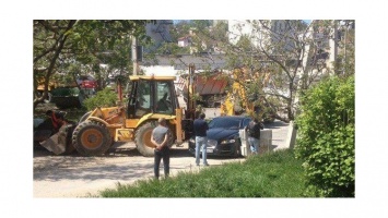 Неравный бой: в Севастополе экскаватор "впечатал" Jaguar в бетонные блоки
