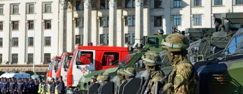 Одесские силовики на Куликовом поиграли мускулами и показали военную технику (ФОТО)