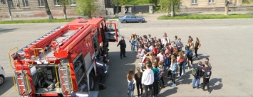 Ученики школы №44 Каменского перенимали опыт спасателей
