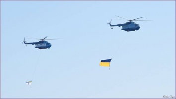 В небе Одессы сегодня летали вертолеты с флагами Украины и ВМС