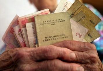 Кому поднимут пенсии в Украине в этом году
