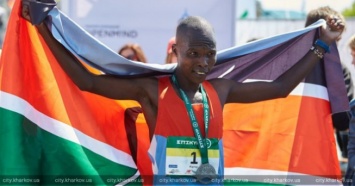 Кенийский спортсмен, которого не хотели пускать в Украину, победил на марафоне в Харькове