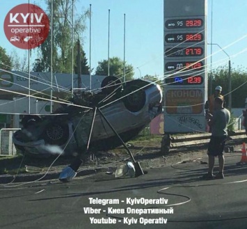 Под Киевом автомобиль сорвался с моста и "лег" на линию электропередач