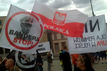 Убирайтесь в Украину: в Польше новый выпад против Бандеры, радикалы атаковали кладбище