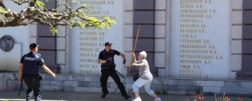 Агрессивная сторонница «русского мира» гонялась за полицейскими с древком от флага: старушку поймали, древко отобрали (ФОТО)
