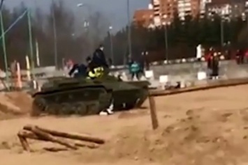 В России танк переехал посетителей выставки