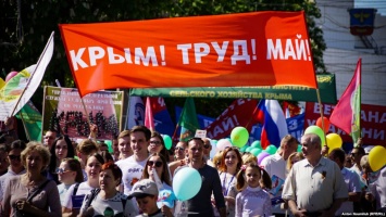 В оккупированном Крыму прошло многотысячное первомайское шествие