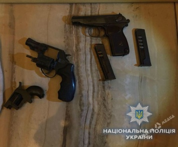 В Одессе в качестве мишени для стрельбы мужчины выбрали автомобиль (фото)