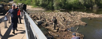 Спасатели расчищают мост в Рубежном от поваленных деревьев