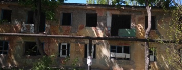 "Опасная зона". «Заброшка» на пр. Строителей в Мариуполе угрожает местным жителям (ВИДЕО)