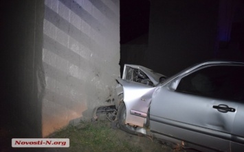 Авария на выезде из Николаева: автомобиль врезался в опору железнодорожного моста, есть пострадавшие