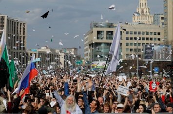 Треть россиян против передачи переписки в мессенджерах властям