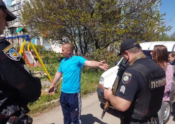Житель Запорожской области вызвал полицию, чтобы помешать установке детской площадке