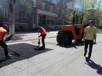 Соцсети: не могли в Алчевске уложить 20 тонн асфальтобетона (фото)