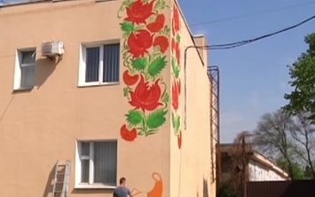 Жители Днепропетровщины украшают дома Петриковской росписью