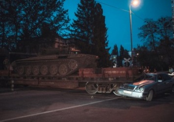 В Киеве легковушка столкнулась с поездом, перевозившим танк (фото, видео)