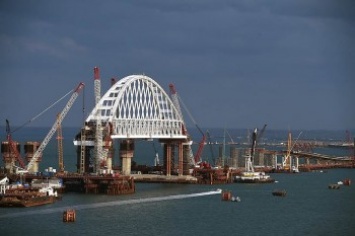 Грузовики не смогут ездить по Керченскому мосту как минимум до середины осени