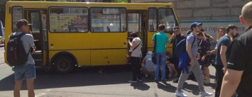 В центре Днепра маршрутка сбила пожилую женщину: образовалась пробка (ФОТО)