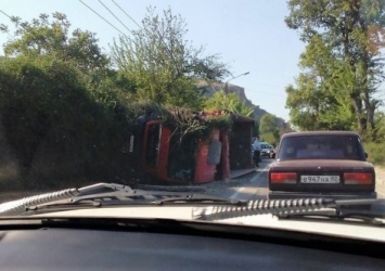 В Севастополе, ломая столбы, опрокинулся самосвал [фото]