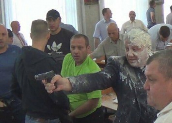 Сессия Никопольского горсовета была прервана - в зале стреляли (ВИДЕО)